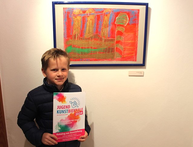 Bild: Don Hugo Hammer mit seinem Kunstwerk: "T&uuml;rme"