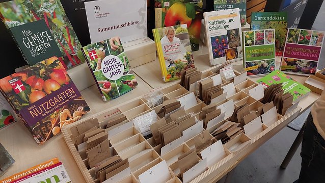 Bild: Samentauschb&ouml;rse in der Stadtbibliothek Jakobikirche