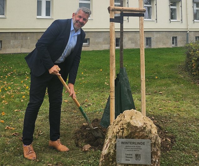 Bild: Thomas Ahke pflanzt eine Winterlinde