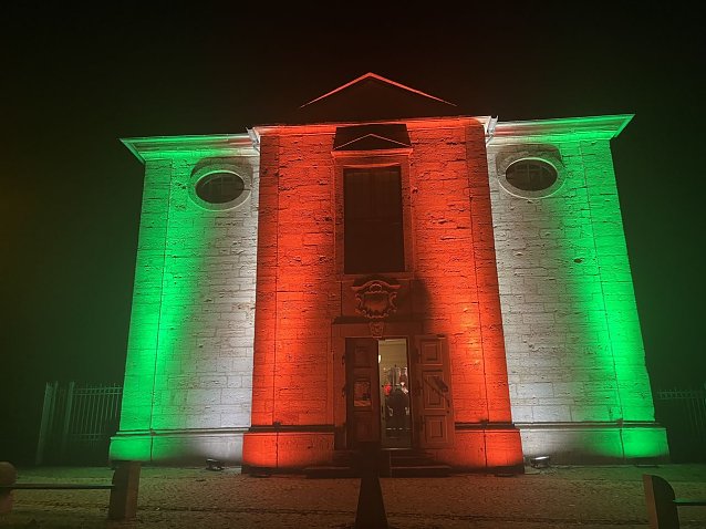 Bild: Irische Farben begr&uuml;&szlig;ten die Besucher der Kirche schon von weitem 