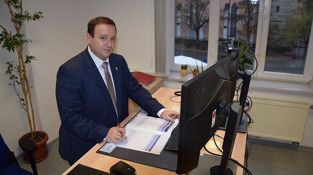 Bild: B&uuml;rgermeister Steffen Liebend&ouml;rfer � hier in seinem B&uuml;ro � geht den Zahlen des Zensus 2022 auf den Grund. 