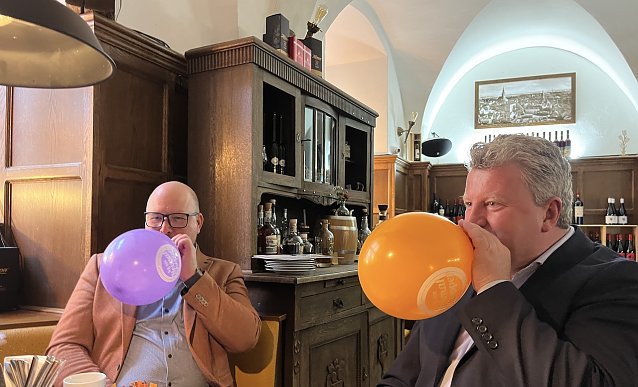 Bild: Handarbeit in der Ratswaage: Die beiden Christiane blasen Werbeballons auf