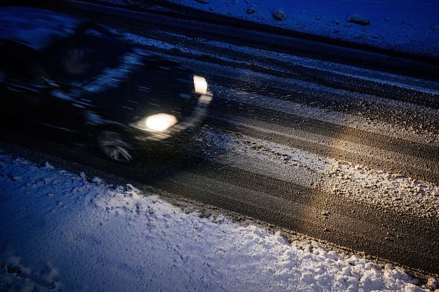 Bild: Nicht nur die Scheiben, auch Autodach, Motorhaube und Scheinwerfer m&uuml;ssen vor Fahrtbeginn vom Schnee befreit sein.