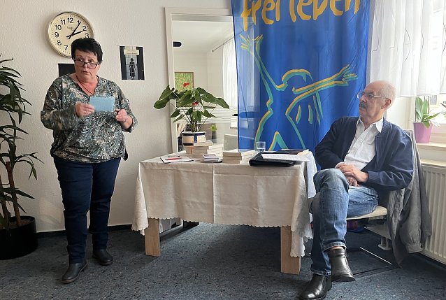 Bild: Andrea Frank verliest erschreckende Zahlen von Gewaltvergehen gegen Frauen. Rechts der Buchautor Hans Kuhnert