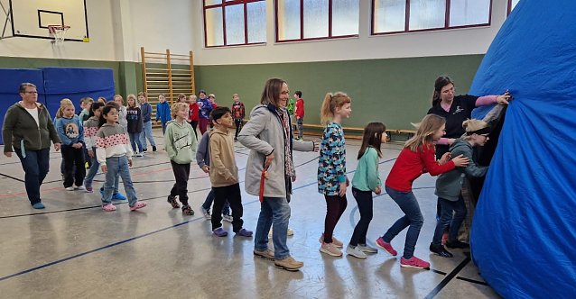 Bild: Gespannte Erwartung bei Sch&uuml;lern und Lehrern, was sie wohl im himmelblauen Zelt erwartet
