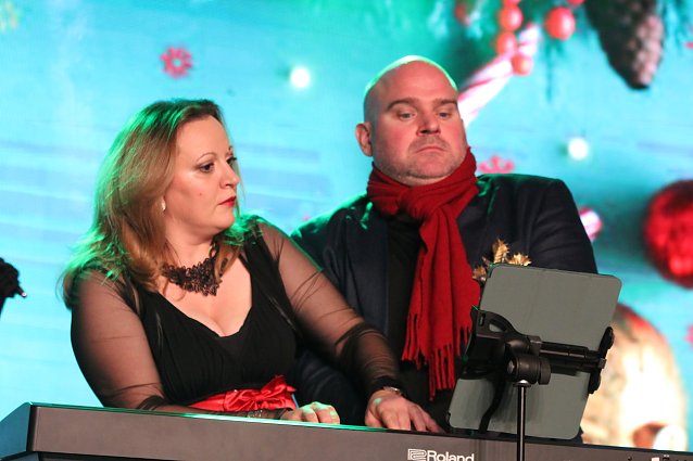 Bild: Rosalina Genchev und David Stanley Johnson spielten vierh&auml;ndig am Piano und unterhielten das Publikum mit ihrem virtuosen Spiel und ihrem mitrei&szlig;enden Humor