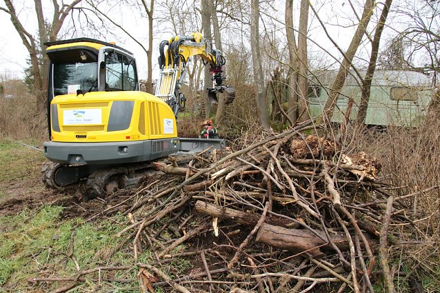 Bild: Flei&szlig;ig wie die Biber - die Mitarbeiter des GUV haben in den letzten Wochen den Damm immer wieder per Hand zur&uuml;ckbauen m&uuml;ssen. F&uuml;r den Bau der Drainage nahm man schweres Ger&auml;t zu Hilfe.