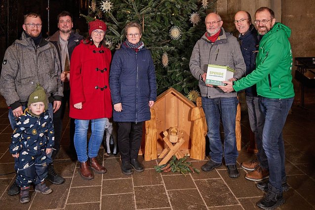 Bild: v. l.: Christian Wachsmann mit Louis, Pfarrer Marcus Ebert, Wendy Wellendorf, Simone Doll, Matthias Geithner, Andreas Hornemann, Oskar Mikulik