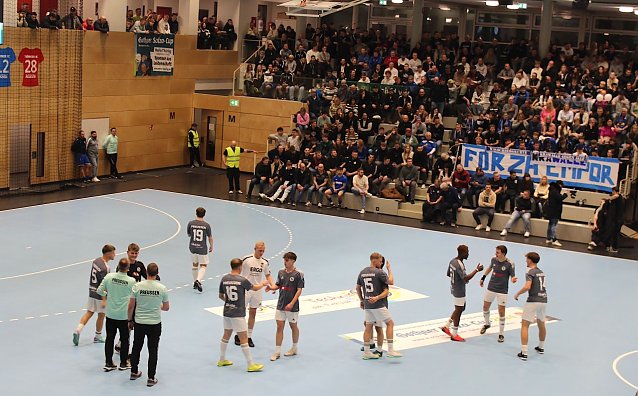 Bild: Der gastgebende FSV Preu&szlig;en nach dem Halbfinalsieg gegen den 1. FC Eichsfeld