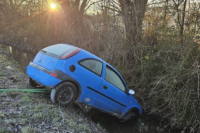 Bild: Das Auto musste von der Feuerwehr aus dem Flutgraben geborgen werden