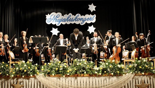 Bild: Neujahrskonzert "Musikalische Reiselust" in Bad Langensalza mit dem Loh-Orchester Sondershausen, dirigiert von Julian Gaudiano