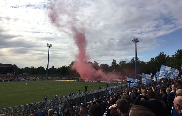 Bild: Fans brennen Bengalos im Leipziger Bruno-Plache-Stadion ab