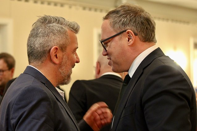 Bild: Ministerpr&auml;sident von Th&uuml;ringen (CDU), Prof. Dr. Mario Voigt (re.), im Gespr&auml;ch mit Landrat Thomas Ahke beim Neujahrsempfang in Bad Langensalza