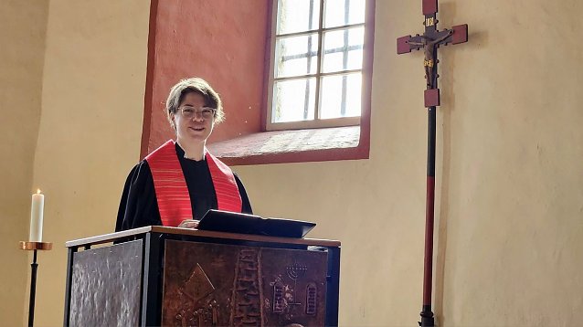 Bild: Pfarrerin Juliane Themel hier zu Hause in D&ouml;rna im Kirchenkreis M&uuml;hlhausen - sie wird beispielsweise am Sonntag in Mackenrode im Kirchenkreis S&uuml;dharz predigen/Kirchenkreis M&uuml;hlhausen, Regina Englert