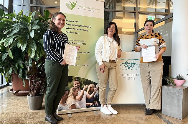 Bild: Manuela D&ouml;bel, Katja Rudolph und Annett Standhardt (v.l.n.r) pr&auml;sentieren ihren neuen Kooperationsvertrag