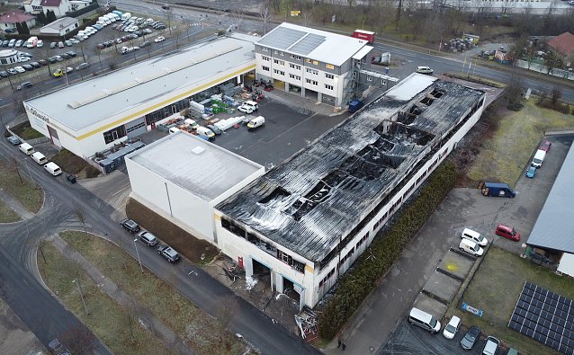Bild: Blick auf den Brandort: Die Lagerhalle erlitt eine Totalschaden und ist einsturzgef&auml;hrdet