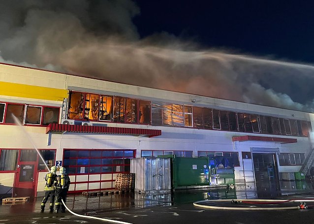 Bild: 82 Einsatzkr&auml;fte k&auml;mpften gestern Abend mit den Flammen