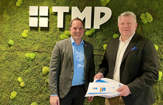 Bild: Blicken verhalten optimistisch in die Zukunft: TMP-Gesch&auml;fsf&uuml;hrer Tobias Kern (l.) und Nordth&uuml;ringens IHK-Chef Christian B&ouml;duel 