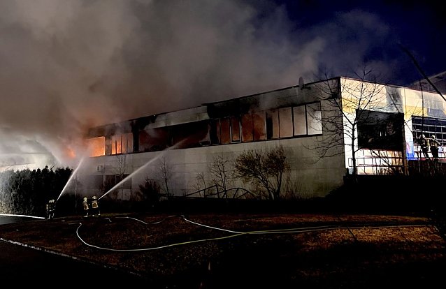 Bild: Feuer gestern Abend bei der Firma Federn O&szlig;wald in M&uuml;hlausen