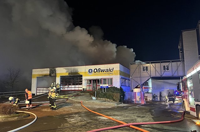 Bild: Am Dienstagabend brannte die Lagerhalle mit der Verkaufsabteilung ab; seit Donnerstag l&auml;uftdas Gesch&auml;ft weiter