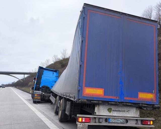 Bild: Schwerer Fall von Alkoholgef&auml;hrdung: Biertransporter ger&auml;t ins Wanken