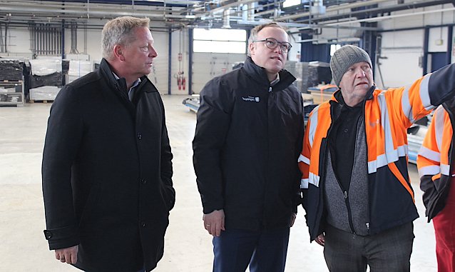 Bild: Ministerpr&auml;sident Mario Voigt (Bildmitte) beginnt seine Landkreis-Tour im Unstrut-Hainich-Kreis