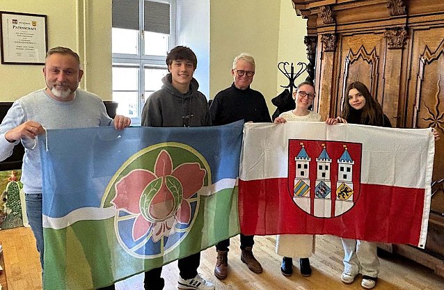 Bild: Empfang im Rathaus: B&uuml;rgermeister Matthias Reinz, Augustin, Volker P&ouml;hler, Augustina und Marianela (v.l.)