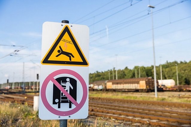 Bild: Warnschilder an Bahnsteigen
