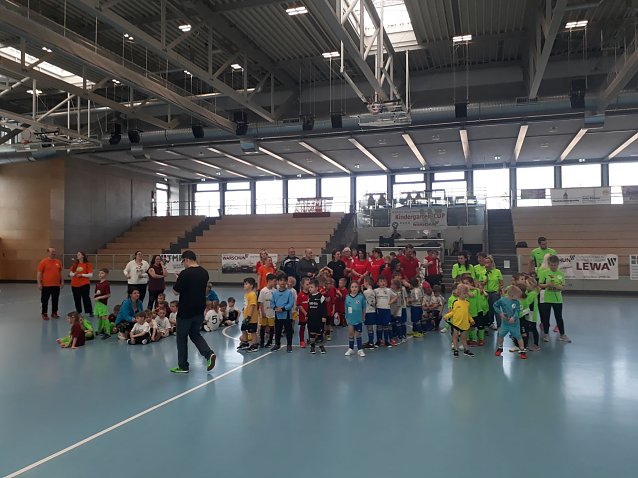 Bild: Das Teilnehmerfeld des 24. Carsten-K&auml;lz-Kindergartencups