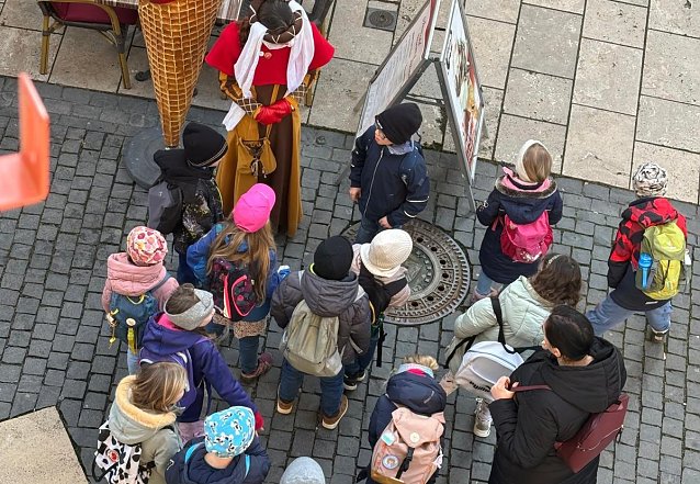 Bild: G&auml;stef&uuml;hrerin Mary Fischer mit einer Gruppe aus der THEPRA-Schule