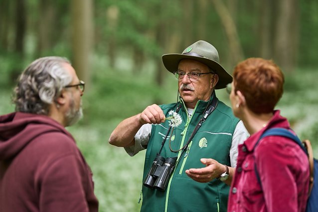 Bild: Die Ranger und Rangerinnen des Nationalparks, wie hier Ranger Siegfried Ludwig, teilen ihr Wissen mit gro&szlig;er Leidenschaft.