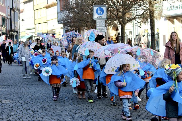 Bild: Einhundertundzwanzig Kindergartenkinder feierten mit ihren Erzieherinnen und Erziehern das 20. Jubil&auml;um des Schwefel-Sole-Heilbades Bad Langensalza mit einem Festumzug