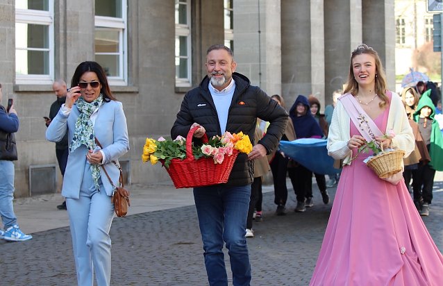 Bild: Der Festumzug wurde von B&uuml;rgermeister Mathias Heinz (Mitte), Kurdirektorin Katja Rudolph (li.) und der Rosenk&ouml;nigin Maxima angef&uuml;hrt