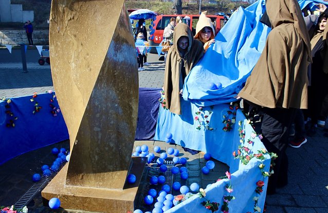 Bild: 20. Jubil&auml;um des Schwefel-Sole-Heilbades Bad Langensalza. Kinder f&uuml;llen den Brunnen vor der Friederiken Therme symbolisch mit Wasser