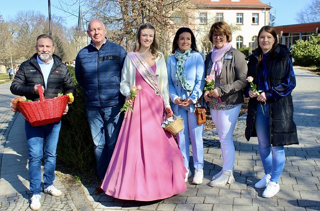 Bild: v.li.n.re. B&uuml;rgermeister Mathias Reinz; Prof. Dr. J&ouml;rg Frank Richter (Regionalgesch&auml;ftsf&uuml;hrer der Celenus Klinik), Rosenk&ouml;nigin Maxima, Kurdirektorin Katja Rudolph, Ines Zinn langj&auml;hrige Mitarbeiterin der Reha-Klinik, Mitarbeiterin.