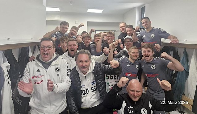 Bild: Jubelnde Preu&szlig;en nach wichtigem Ausw&auml;rtssieg in Geratal