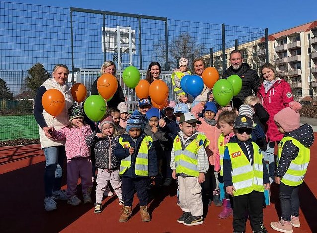 Bild: Vorfreude auf den neuen Spielplatz: Kinder der Phantasia-KiTa und ihre Erzieherinnen 