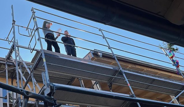 Bild: Zimmerman Volker Ehrlich prostet auf das neue Haus