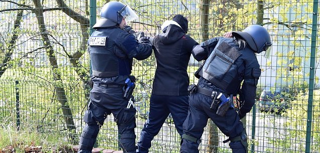 Bild: Polizeibeamte bei einer Festnahme