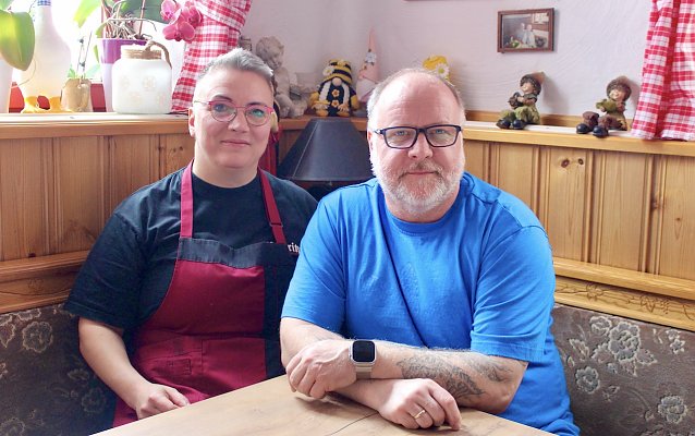 Bild: Die Wirtsleute Alexandra und Maik Anton-Dollhofer in ihrem Herzensobjekt, dem Gasthaus "Zur Weintraube"