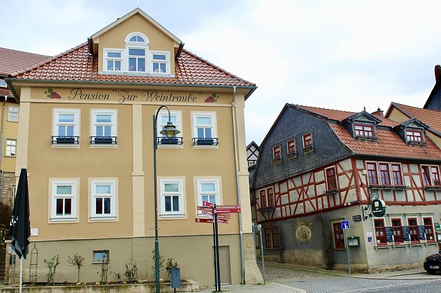 Bild: Tradition und modern hergerichtete Gastlichkeit empf&auml;ngt die G&auml;ste im Restaurant und dem Pensionshaus der "Weintraube"