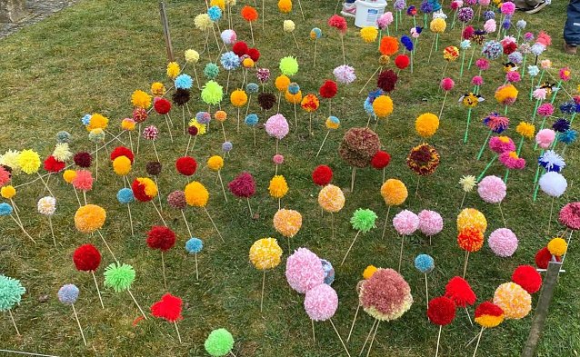 Bild: Nachhilfe f&uuml;r die Natur heute beim Einbommeln im Kurpark bad Langensalzas 