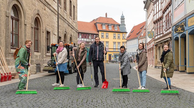 Bild: Kurz bevor gro&szlig;e und kleine "Zubommler" die Innenstadt st&uuml;rmten wurde noch einmal gefegt 