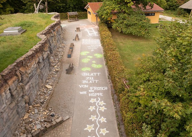 Bild: H&uuml;pfender Osterspa&szlig; am Baumkronenpfad