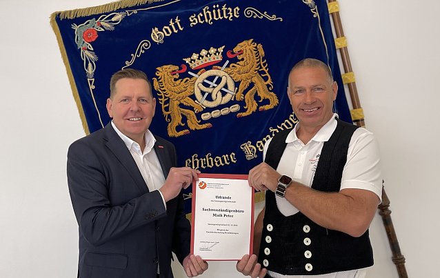 Bild: Der stellvertretende Hauptgesch&auml;ftsf&uuml;hrer der Kreishandwerkerschaft Nordth&uuml;ringen Marc Weinrich und der vereidigter Sachverst&auml;ndige des Dachdeckerhandwerks Maik Peter (r.)