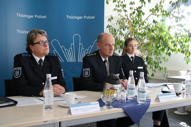 Bild: v.l. Polizeihauptmeisterin Doreen Zimmermann und Polizeidirektor Matthias Bollenbach 