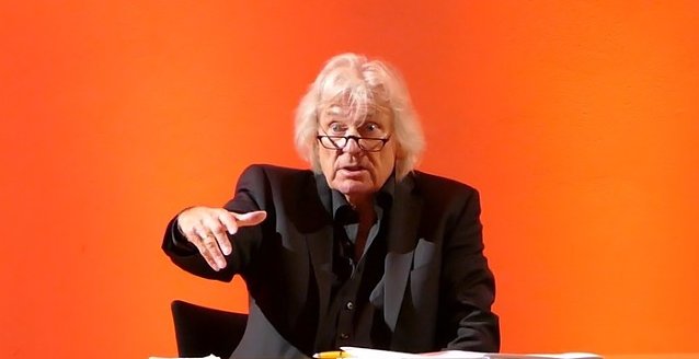 Bild: Der Schauspieler und Autor Burkhard Jahn w&auml;hrend einer Lesung ganz in seinem Element
