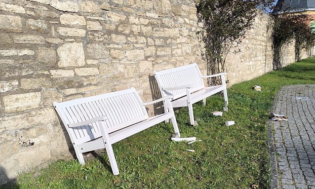 Bild: Demolierte Sitzb&auml;nke im Schl&ouml;sschenpark 