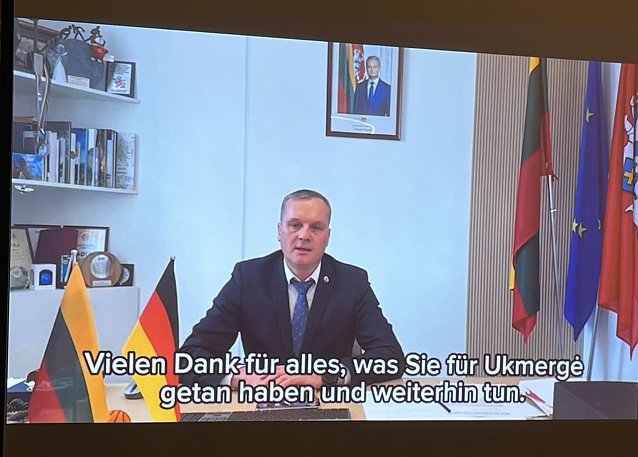 Bild: Ukmerges B&uuml;rgermeister Darius Warnas &uuml;bermittelte seine Gl&uuml;ckw&uuml;nsche an Volker P&ouml;hler per Videobotschaft