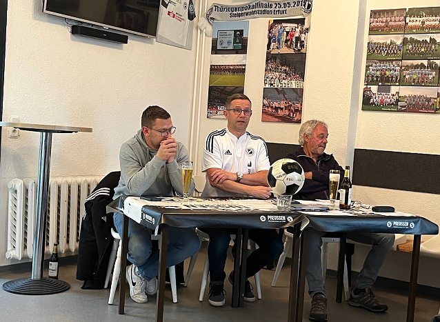 Bild: Benno Harbauer (Mitte) bei seinem Rechenschaftsbericht 